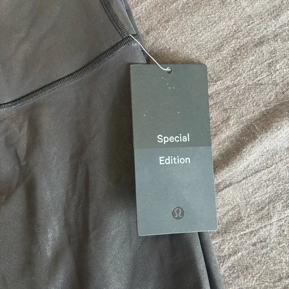 Lululemon WUNDER train HR tight 28” foil color RFXB black size 10 #367 - Picture 2 of 3